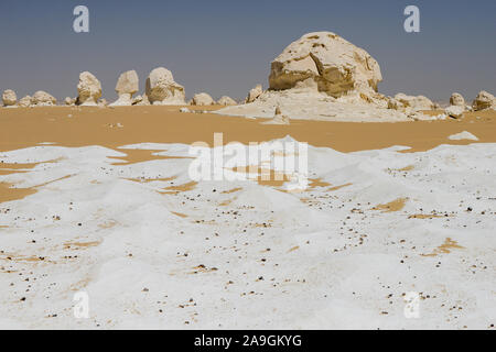 Egitto, Farafra, Nationalpark White Desert , come funghi chalk rocks sagomato dal vento e la sabbia erosione/ AEGYPTEN HA, Farafra, Nationalpark Weisse Wueste, durch Wind und sabbia Kalkfelsen geformte Foto Stock