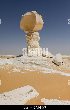 Egitto, Farafra, Nationalpark White Desert , come funghi chalk rocks sagomato dal vento e la sabbia erosione/ AEGYPTEN HA, Farafra, Nationalpark Weisse Wueste, durch Wind und sabbia Kalkfelsen geformte Foto Stock