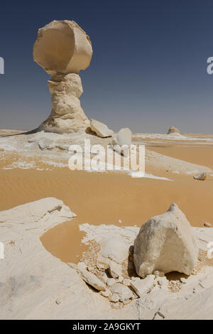 Egitto, Farafra, Nationalpark White Desert , come funghi chalk rocks sagomato dal vento e la sabbia erosione/ AEGYPTEN HA, Farafra, Nationalpark Weisse Wueste, durch Wind und sabbia Kalkfelsen geformte Foto Stock