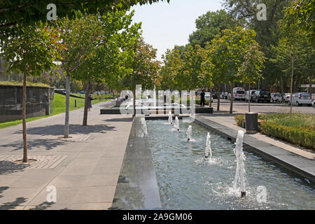 Una vista dei giardini in Amir Timur Square a Tashkent, Uzbekistan. Foto Stock