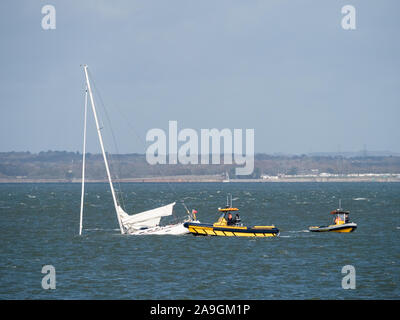 Naufragio di una affondata affondata Beneteau First 40 off Cowes Grondin bay Solent RNLI presenze, recuperare la perdita del timone break Foto Stock