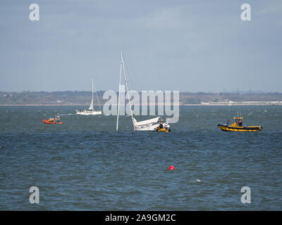 Naufragio di una affondata affondata Beneteau First 40 off Cowes Grondin bay Solent RNLI presenze, recuperare la perdita del timone break Foto Stock