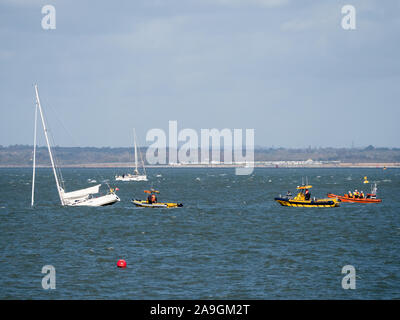 Naufragio di una affondata affondata Beneteau First 40 off Cowes Grondin bay Solent RNLI presenze, recuperare la perdita del timone break Foto Stock