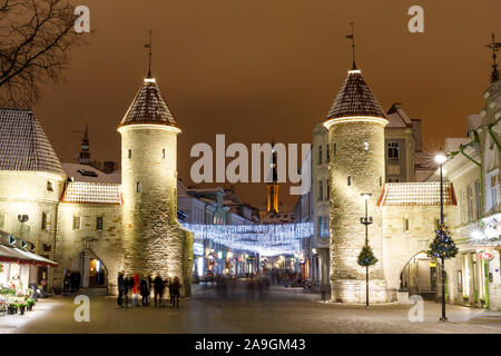 TALLINN, Estonia - 23 dicembre 2018: accesa curtain wall torri sulla Viru Street nella città vecchia di Tallinn, Estonia su dicembre 23, 2018 Foto Stock