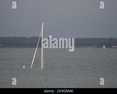 Naufragio di una affondata affondata Beneteau First 40 off Cowes Grondin bay Solent recuperare la perdita del timone break Foto Stock