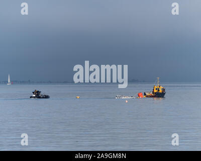 Naufragio di una affondata affondata Beneteau First 40 off Cowes Grondin bay Solent recuperare la perdita del timone break Foto Stock