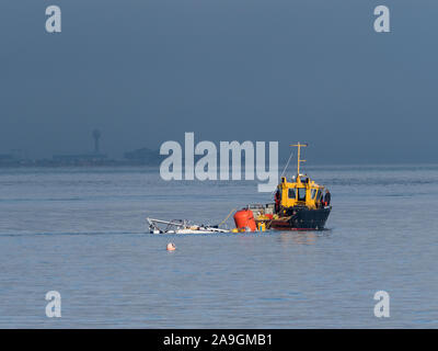 Naufragio di una affondata affondata Beneteau First 40 off Cowes Grondin bay Solent recuperare la perdita del timone break Foto Stock