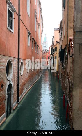 Vista di Venezia in Italia con il campanile e il canale navigabile Foto Stock