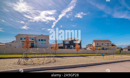 Panorama vuota passerella pedonale su un alloggiamento station wagon Foto Stock