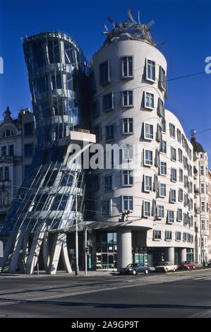 Prag, Tanzendes Haus von Frank Gehry an der Moldau - Praga, la Casa Danzante di Frank Gehry Foto Stock