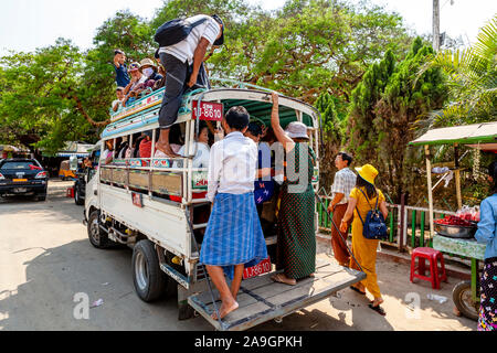 Popolo birmano si può salire a bordo di un pick up Truck, Mandalay Myanmar. Foto Stock