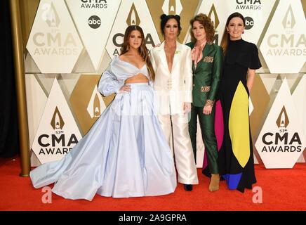 Nashville, TN, Stati Uniti d'America. Xiii Nov, 2019. Highwomen, Maren Morris, Amanda Shires, Brandi Carlile, Natalie Hemby presso gli arrivi per la 53CMA annuale Awards - Gli arrivi 2, Bridgestone Arena, Nashville, TN Novembre 13, 2019. Credito: Derek Storm/Everett raccolta/Alamy Live News Foto Stock