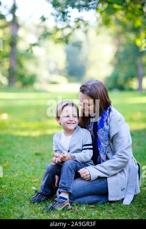 Mutter mit Kinder im Park, Herbst Foto Stock