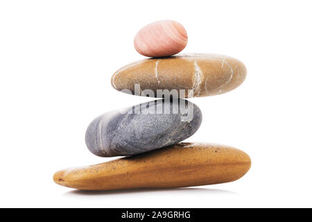 Ciottoli di bilanciamento isolati su sfondo bianco. Mare pietre in equilibrio Foto Stock