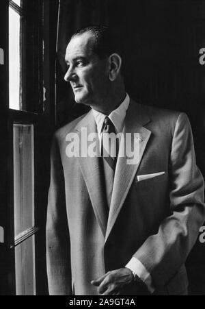 Lyndon B. Johnson (1908-1973), trentaseiesimo Presidente degli Stati Uniti, 1963-1999, mezza lunghezza ritratto come il leader della maggioranza del Senato, foto di Thomas J. O'Halloran, Settembre 1955 Foto Stock