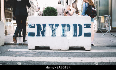 Cartello stradale NYPD su un trafficato marciapiede di Manhattan a New York City Foto Stock