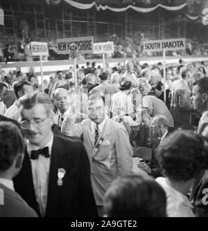 Thomas E. Dewey, governatore di New York, sventolando dal pavimento della sala congressi durante la Convention Nazionale Repubblicana, Anfiteatro internazionale, Chicago, Illinois, Stati Uniti d'America, foto di Thomas J. O'Halloran, Luglio 1952 Foto Stock