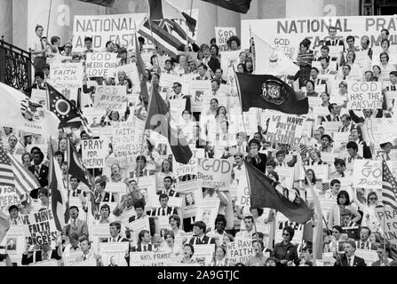 I sostenitori di U.S. Il presidente Richard Nixon durante 'Chiamata America indietro a Dio" Rally, foto di Thomas J. O'Halloran, Luglio 1974 Foto Stock