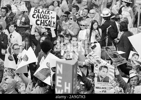 Gruppo di persone che manifestavano per Shirley Chisholm e George Wallace, Convenzione Nazionale Democratica, terza sessione, il Centro Convegni di Miami Beach, Miami Beach, Florida, Stati Uniti d'America, foto di Thomas J. O'Halloran, Luglio 1972 Foto Stock