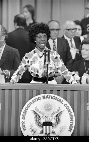 U.S. democratica Congressista Shirley Chisholm ringraziando i delegati dal podio durante la terza sessione della Convenzione Nazionale Democratica, Miami, Florida, Stati Uniti d'America, foto di Thomas J. O'Halloran, luglio 12, 1972 Foto Stock