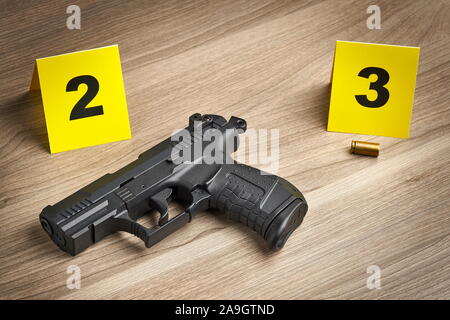 Crime Scene Investigation - pistola e vuoto bullet a caccia come un pezzo di prova contrassegnato dai marcatori di colore giallo Foto Stock