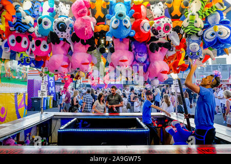 Animali impagliati premi al gioco booth, Playland, Hastings Park, Vancouver, British Columbia, Canada Foto Stock