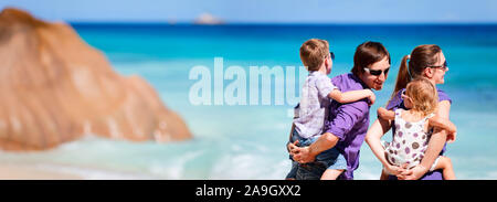 Familie am Strand, Seychellen, Indischer Ozean Foto Stock