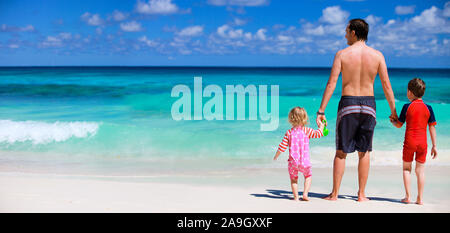 Familie am Strand, Seychellen, Indischer Ozean Foto Stock