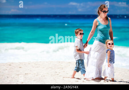 Mutter und tipo machen Urlaub am Strand, Seychellen, Indischer Ozean Foto Stock