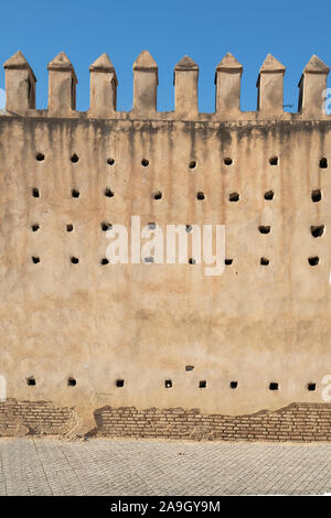 Fez, in Marocco. Il 9 novembre 2019. Un dettaglio delle mura della città antica Foto Stock