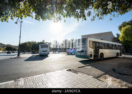 Fez, in Marocco. Il 9 novembre 2019. una stazione degli autobus nel centro della città Foto Stock