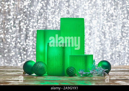 Vacanze inverno Natale ancora in vita di incandescente verde piazza elettrico candele e ornamenti di vacanza Foto Stock