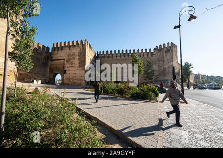 Fez, in Marocco. Il 9 novembre 2019. Una vista panoramica della città antica mura della città Foto Stock