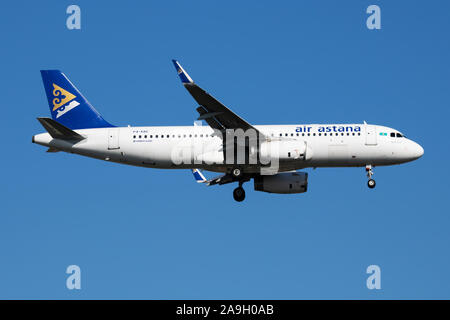 Istanbul / TURCHIA - Marzo 29, 2019: Aria Astana Airbus A320 P4-KBC aereo passeggeri arrivo e lo sbarco a Istanbul Ataturk Airport Foto Stock