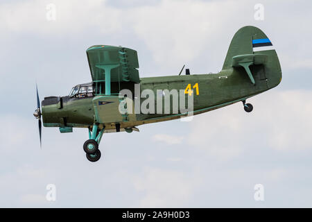 FAIRFORD / Regno Unito - Luglio 11, 2018: Estone Air Force Antonov An-2 piano di trasporto data di arrivo e lo sbarco per RIAT Royal International Air Tattoo Foto Stock