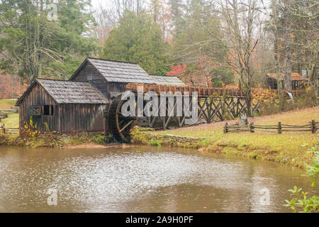 Mabry Grist Mill in Virginia in un giorno di pioggia Foto Stock