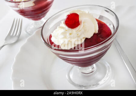 Red gelatine di frutta e la crema di latte Foto Stock