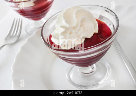 Red gelatine di frutta e la crema di latte Foto Stock