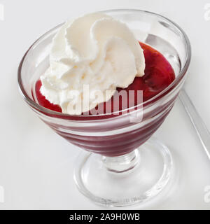 Red gelatine di frutta e la crema di latte Foto Stock