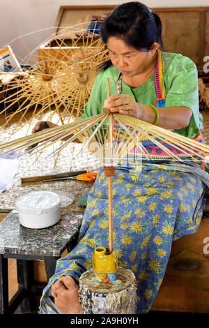 Thai donna fare la carta a mano di ombrelli a Bo Sang vicino a Chiang Mai, Thailandia Foto Stock