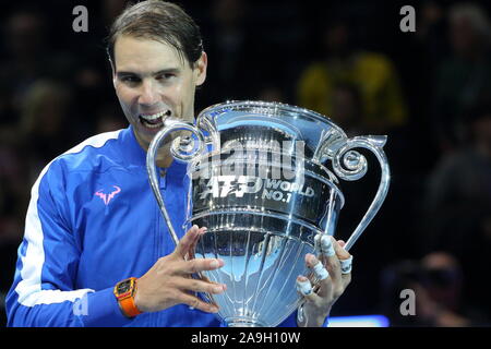 Londra, Regno Unito. 15 Nov 2019. Rafael Nadal di Spagna sulla corte di accettare il suo numero uno al mondo ATP trofeo dopo la sua singles match conquistare StefanosTsitsipas della Grecia durante l'ATP World Tour Finals presso l'Arena O2 il 15 novembre 2019 a Londra, Inghilterra. Credito: Paolo Cunningham/Alamy Live News Foto Stock