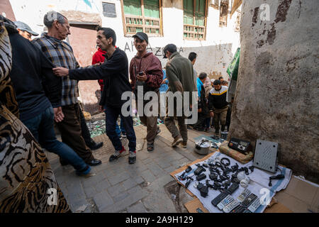 Fez, in Marocco. Il 9 novembre 2019. I venditori di piccoli oggetti usati nelle strette stradine della medina Foto Stock