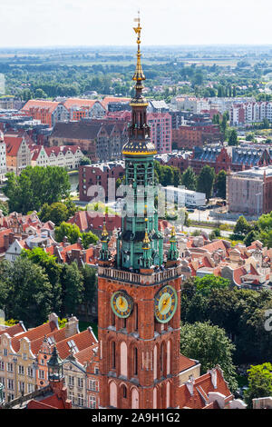 La torre dell'orologio di vecchi mattoni storico municipio di Gdansk, Polonia visto dal campanile della Basilica di Santa Maria la Basilica con la città vecchia in background Foto Stock