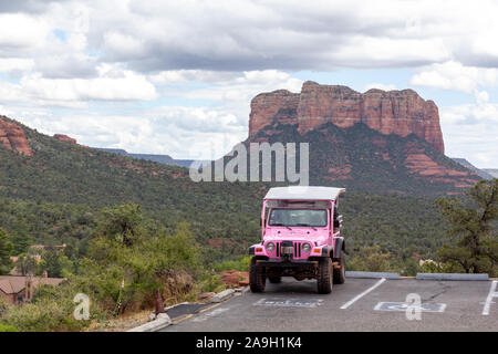 Rosa 4x4 car per gite turistiche a Sedona, in Arizona, Stati Uniti Foto Stock