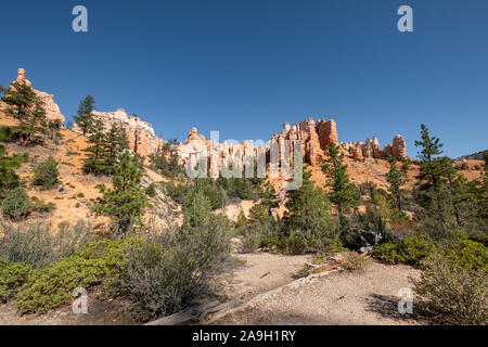 Red rock formazione contro il cielo blu in Utah, Stati Uniti d'America Foto Stock