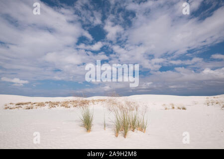 Vista panoramica delle dune di sabbia bianca contro il cielo di cloud in Nuovo Messico USA Foto Stock