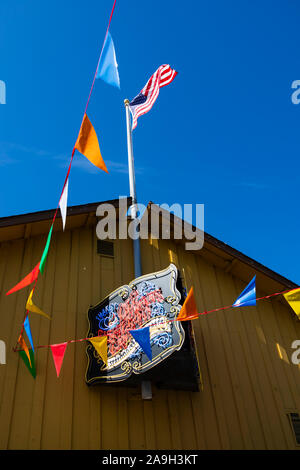 Insegna al neon per il vecchio Fishermans Grotta ristorante con bunting, Fishermans Wharf Pier, Monterey, California, Stati Uniti d'America Foto Stock