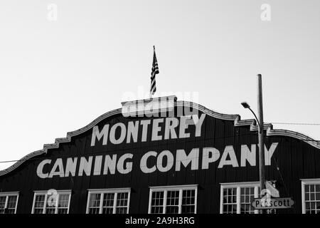 Monterey Canning azienda ferro corrugato edificio, Cannery Row, Monterey, California, Stati Uniti d'America. In bianco e nero Foto Stock