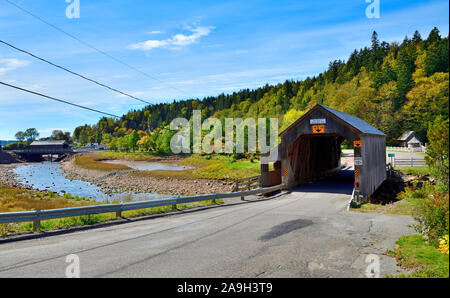 Una vista frontale di un iconico Hardscrabble ponte coperto costruito nel 1946, attraversando il fiume irlandese a Saint Martins New Brunswick Canada. Foto Stock