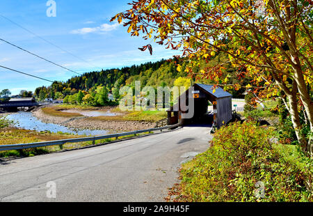 Un paesaggio autunnale vista di un iconico Hardscrabble ponte coperto costruito nel 1946, attraversando il fiume irlandese a Saint Martins New Brunswick Canada. Foto Stock